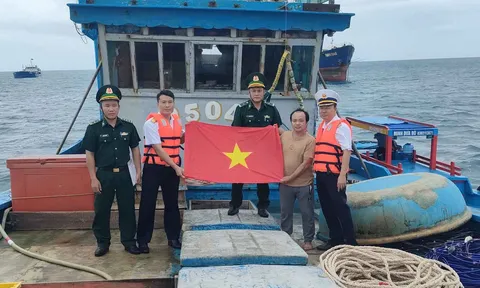 Tàu Hải quân Vùng 4 kéo cứu tàu cá bị hỏng máy trên biển