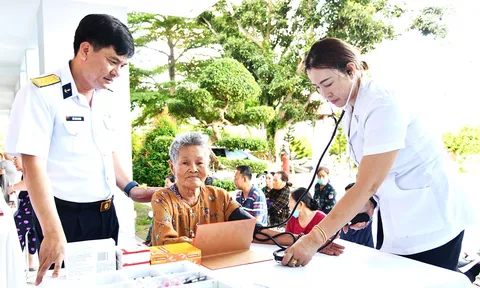 Vùng 5 Hải quân khám, cấp thuốc miễn phí cho hơn 300 người dân Phú Quốc
