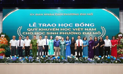 Lễ trao học bổng Quỹ Khuyến học Việt Nam cho học sinh các trường công lập trên địa bàn phường Đại Mỗ, Hà Nội