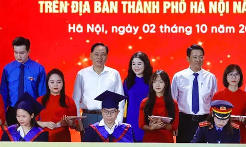 Ghi danh sổ vàng 100 thủ khoa xuất sắc Hà Nội