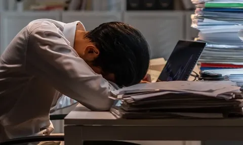 Giáo viên chết gục tại bàn làm việc ở Trung Quốc, lời cảnh tỉnh về văn hóa 'làm thêm tự nguyện'
