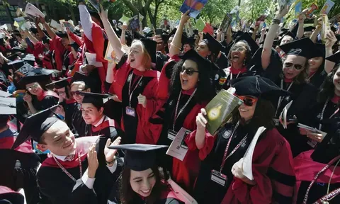 Ông Trump muốn 'truy xuất' danh tính toàn bộ sinh viên nước ngoài của Harvard