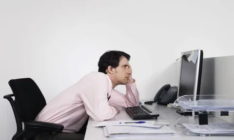 8 thói quen công sở đang âm thầm hủy hoại sức khỏe bạn mỗi ngày