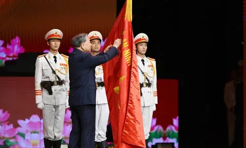 Tổng Bí thư Tô Lâm trao Huân chương Sao Vàng tặng Công an nhân dân Việt Nam