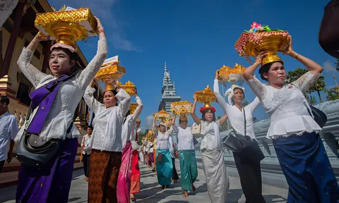 Rộn ràng mùa lễ dâng y Kathina