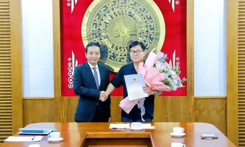 Trao quyết định nghỉ hưu cho Phó Cục trưởng Cục Di sản văn hóa Nông Quốc Thành