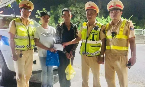CSGT Thừa Thiên Huế kịp thời giúp đỡ người đi đường bị bỏ rơi