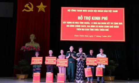 Trung tướng Phạm Trường Sơn-Phó Tổng Tham mưu trưởng Quân đội nhân dân Việt Nam thăm, tặng quà tại tỉnh Thừa Thiên Huế