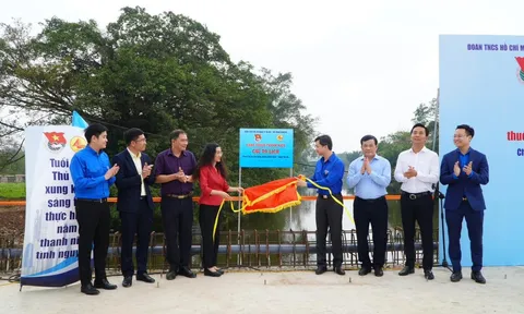 Gắn biển công trình thanh niên xây dựng cầu Tô Lịch