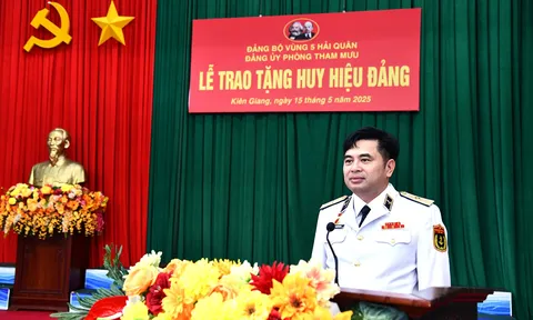 Đảng bộ Phòng Tham mưu, Vùng 5 Hải quân trao tặng huy hiệu 30 năm tuổi Đảng