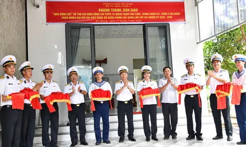 Bộ Tư lệnh Vùng 5 Hải quân bàn giao nhà đồng đội cho quân nhân có hoàn cảnh khó khăn