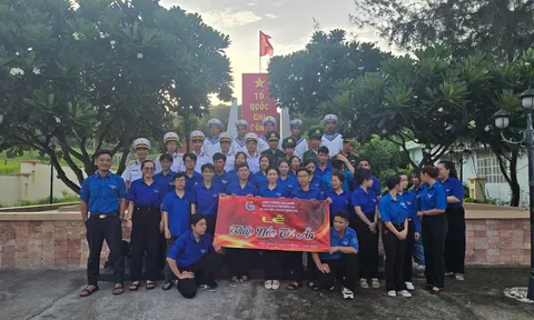 Tuổi trẻ Vùng 2 Hải quân thắp sáng tri ân, bồi đắp lý tưởng