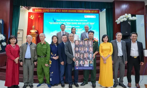 Trao tặng bộ sưu tập ảnh di ảnh “Đại đoàn kết” - “Vinh quang Nhà giáo Việt Nam” và giới thiệu Nhật ký “Ghi vội trên mâm pháo”