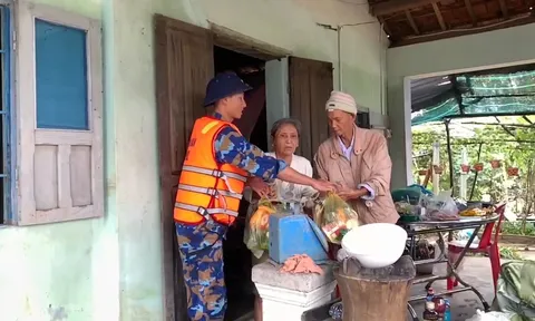 Vùng 4 Hải quân tích cực hỗ trợ nhân dân Khánh Hòa và Đắk Lắk khắc phục hậu quả sau mưa lũ