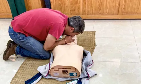 Công ty Điện lực Lâm Đồng tổ chức tập huấn lớp sơ cấp cứu cho lực lượng làm công tác An toàn vệ sinh lao động tại cơ sở