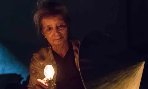 Độc đáo phiên chợ lúc nửa đêm, người dân soi đèn dầu bán nón lá