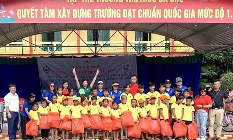 Hai trường tiểu học ở Long Biên trao tặng quà cho các em học sinh vùng cao Yên Bái nhân dịp năm học mới
