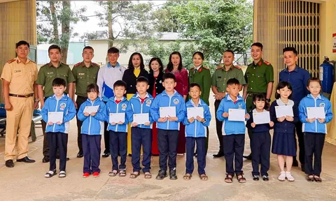 Công an TP. Đà Lạt tặng học bổng cho học sinh nghèo vượt khó