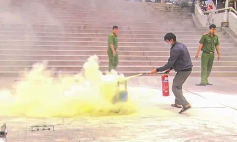 Hơn 150 tiểu thương chợ Đà Lạt tập huấn kỹ năng phòng cháy chữa cháy