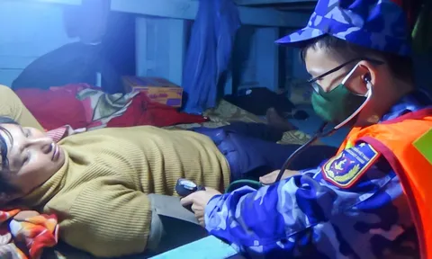 Tàu Cảnh sát biển 9002 cứu hộ thành công 01 tàu cá cùng 03 ngư dân gặp nạn trên biển