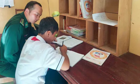 Thầy giáo mang quân hàm xanh vùng biên ở ngã 3 Đông Dương