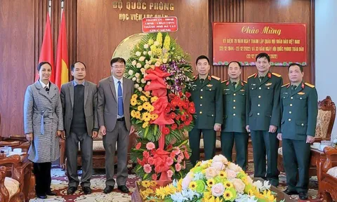 Lãnh đạo Thành phố Đà Lạt thăm chúc mừng Học viện lục quân Đà Lạt