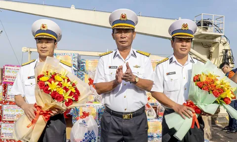 Vượt sóng chở mùa xuân ra Nhà giàn DKI