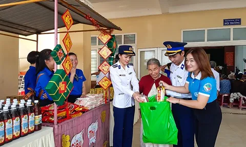 Người dân Tam Hải đi chợ không đồng trong chương trình“Xuân biên giới – Tết hải đảo”