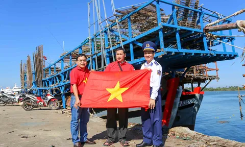 Bộ Tư lệnh Vùng Cảnh sát biển 2 tiếp nhận 10.000 lá cờ Tổ quốc và 50 suất học bổng tại Quảng Nam