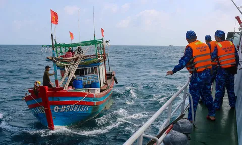 Tàu CSB 2012 cấp cứu ngư dân bị tai biến trên biển