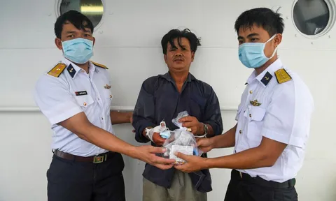 Tàu Hải quân vùng 2 cấp cứu ngư dân