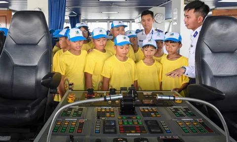 Học sinh Quảng Ngãi giao lưu, tìm hiểu truyền thống Cảnh sát biển