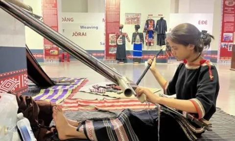 Trang phục truyền thống của 49 đồng bào các dân tộc Tây Nguyên