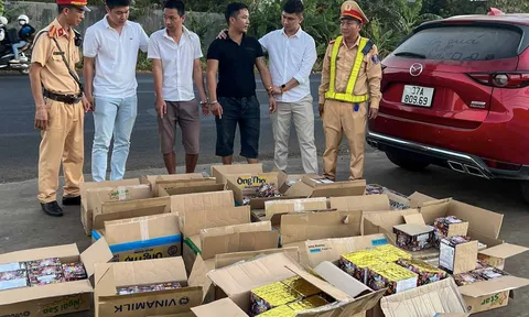 Cảnh sát giao thông trạm Krông Búk thu giữ số lượng lớn pháo hoa nổ