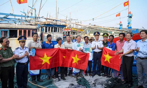 Bộ tư lệnh vùng Cảnh sát biển 2 tuyên truyền chống khai thác hải sản bất hợp pháp IUU tại Quảng Ngãi