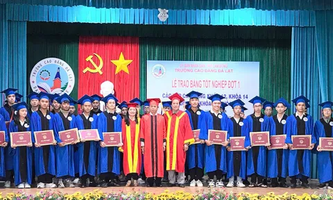 Trường Cao đẳng Đà Lạt khen thưởng sinh viên, học sinh tốt nghiệp loại xuất sắc và giỏi