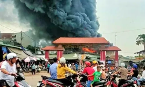 Đắk Lắk: 'Bà hoả' thiêu rụi nhiều ki-ốt hàng hoá của tiểu thương chợ huyện Ea Súp