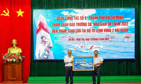 Đoàn công tác số 9 – Thành phố Hồ Chí Minh thăm và giao lưu tại   Vùng 2 Hải quân