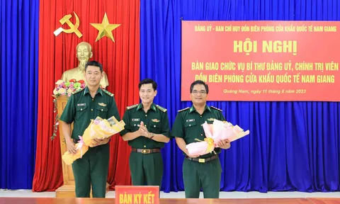 Bàn giao nhiệm vụ Bí thư Đảng uỷ, Chính trị viên Đồn Biên phòng cửa khẩu quốc tế Nam Giang