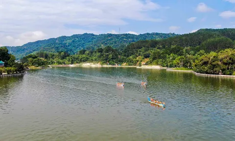 Sôi động giải đua thuyền đuôi én ở Than Uyên