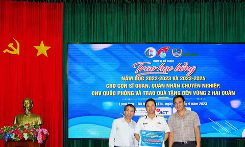 CLB “Vì Hoàng Sa - Trường Sa thân yêu” trao học bổng cho con cán bộ, quân nhân chuyên nghiệp Vùng 2 Hải quân