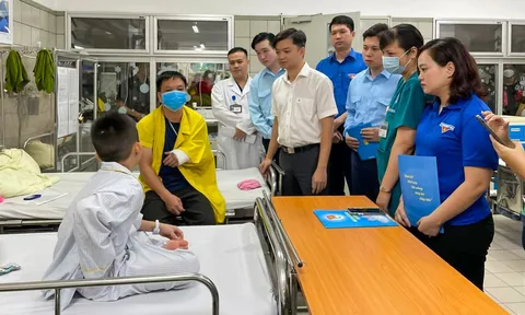 Trung ương Đoàn thăm hỏi, động viên sinh viên - học sinh là nạn nhân vụ cháy trên phố Khương Hạ