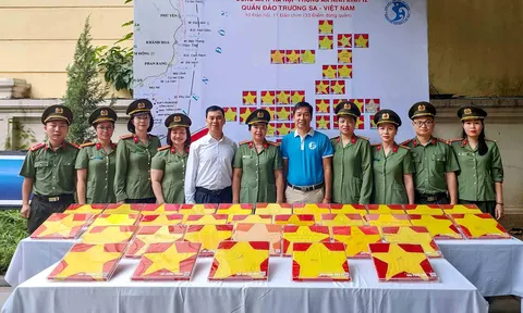 Phòng An ninh Kinh tế (PA 04) Công an Thành phố Hà Nội dâng hương các Anh hùng liệt sĩ lực lượng Công an nhân dân