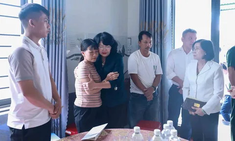 Nguyên Phó Chủ tịch nước Đặng Thị Ngọc Thịnh thăm hỏi và tặng quà các gia đình ngư dân Quảng Nam gặp nạn trên biển