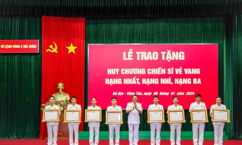 Vùng 2 Hải quân: Trao tặng Huy chương Chiến sĩ vẻ vang