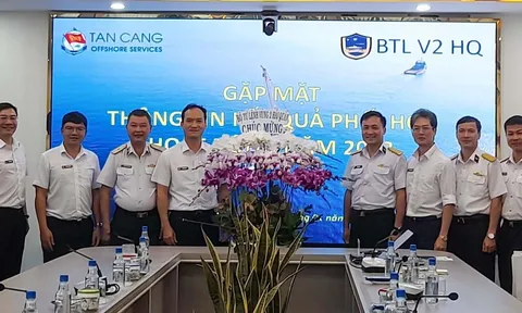 Vùng 2 Hải quân thăm và làm việc tại Công ty cổ phần Dịch vụ biển Tân Cảng