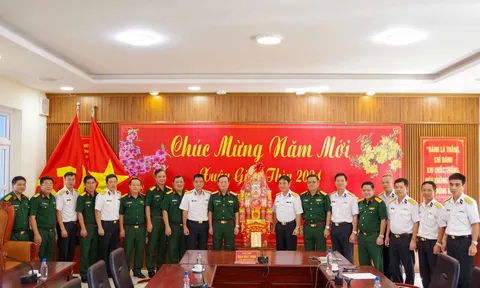 Chính ủy Quân khu 7 thăm, chúc Tết Vùng 2 Hải quân
