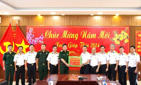 Đoàn công tác Quân ủy Trung ương, Bộ Quốc phòng kiểm tra, thăm, tặng quà chính sách tại Bộ Tư lệnh Vùng 2 Hải quân