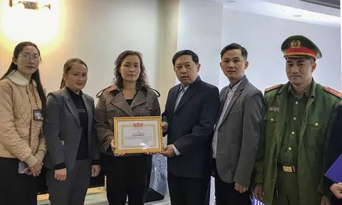 Lãnh đạo TP. Đà Lạt đến tận nhà khen thưởng