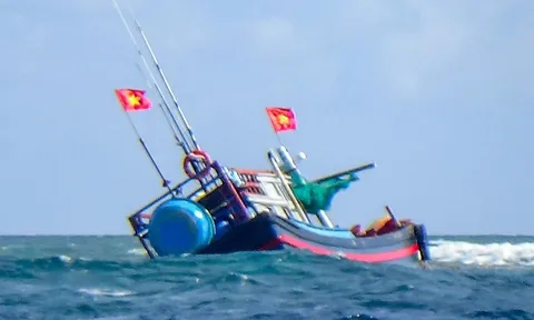 Tàu 960, Lữ đoàn 125, Vùng 2 Hải quân kịp thời cứu ngư dân bị chìm tàu